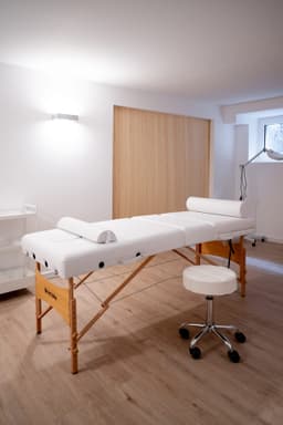 Behandlungsraum Nr. 2 — Geräumig mit Waschbecken