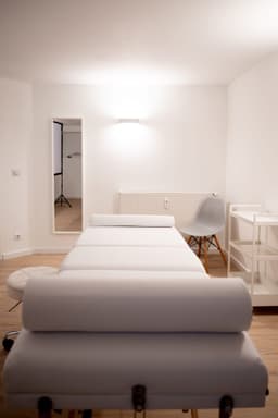 Behandlungsraum Nr. 2 — Geräumig mit Waschbecken