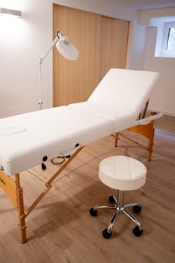 Behandlungsraum Nr. 2 — Geräumig mit Waschbecken