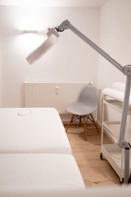 Behandlungsraum Nr. 2 — Geräumig mit Waschbecken