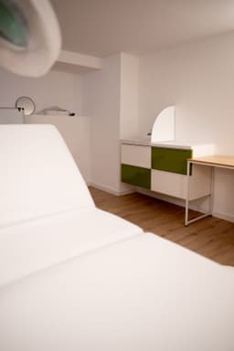 Behandlungsraum Nr. 2 — Geräumig mit Waschbecken