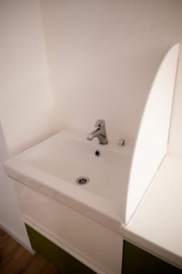 Behandlungsraum Nr. 2 — Geräumig mit Waschbecken