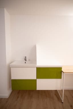 Behandlungsraum Nr. 2 — Geräumig mit Waschbecken