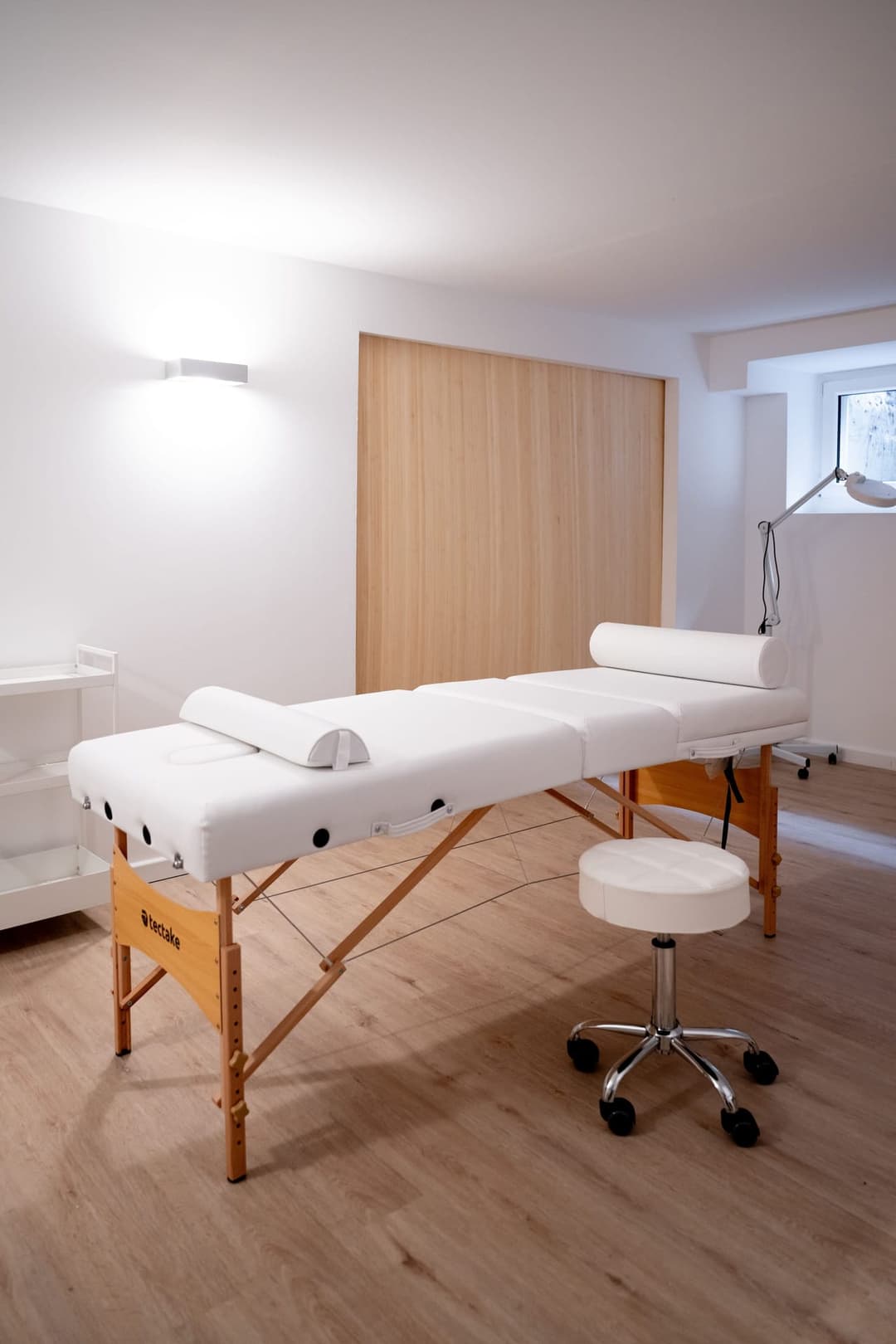 Behandlungsraum Nr. 2 — Geräumig mit Waschbecken